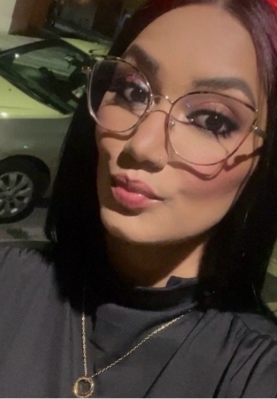 Smiling woman with glasses looking into the camera